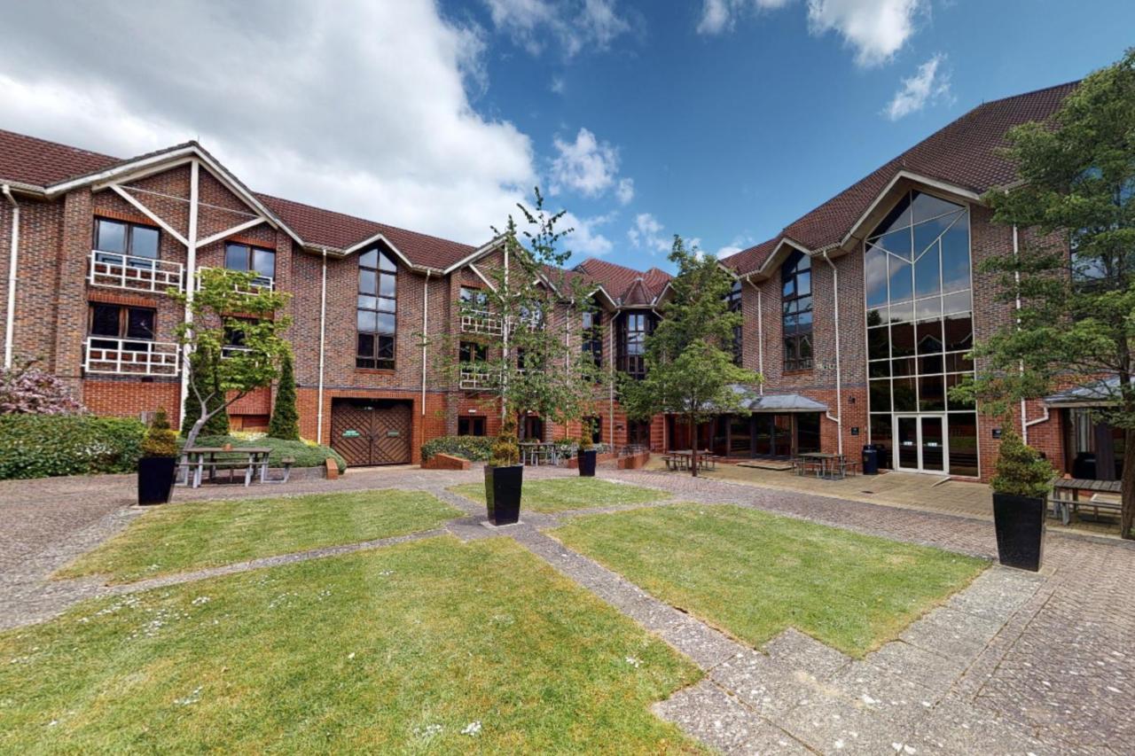 Village Hotel Swindon Extérieur photo