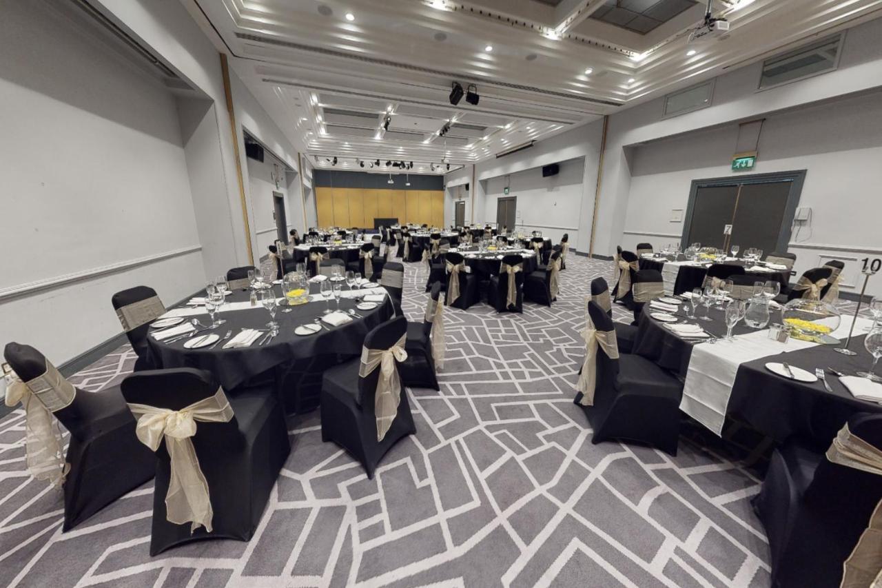 Village Hotel Swindon Extérieur photo
