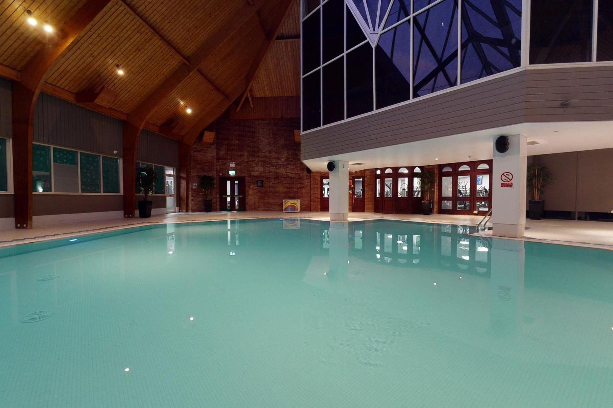 Village Hotel Swindon Extérieur photo